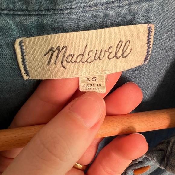 Madewell Chambray Short Sleeve Button Down Top- Sz: M - Picture 3 of 5